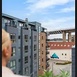 Habitación en casa particular Large With Balcony - Downtown - Nearby Scandic Business Center Bus Stop