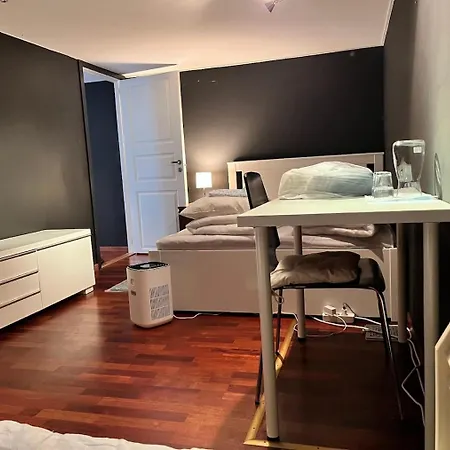 Large With Balcony - Heisenberg Homestay *