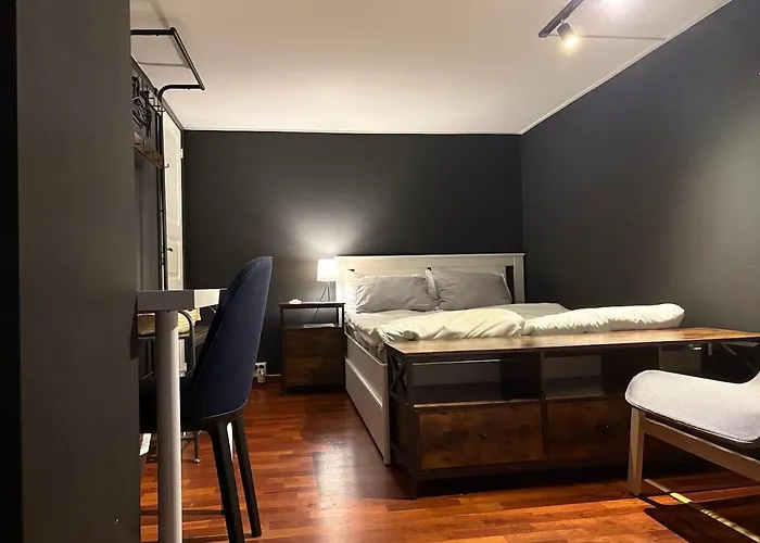 Large With Balcony - Downtown - Nearby Scandic Business Center Bus Stop Homestay