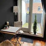 Large With Balcony - Downtown - Nearby Scandic Business Center Bus Stop בית אירוח *