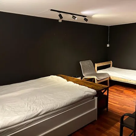 Large With Balcony - Downtown - Nearby Scandic Business Center Bus Stop בית אירוח