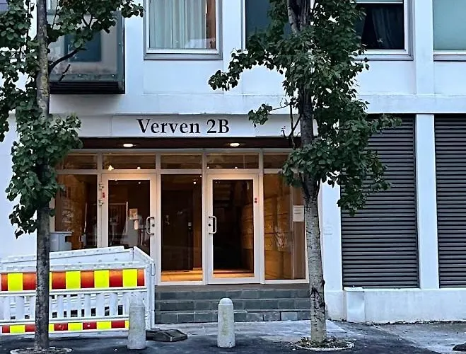 Large With Balcony - Downtown - Nearby Scandic Business Center Bus Stop בית אירוח