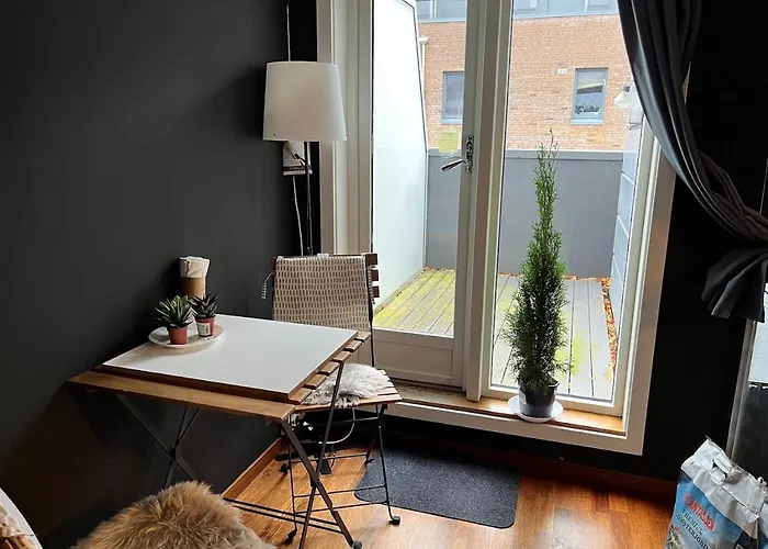 Large With Balcony - Downtown - Nearby Scandic Business Center Bus Stop בית אירוח *