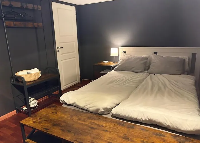 Large With Balcony - Downtown - Nearby Scandic Business Center Bus Stop בית אירוח